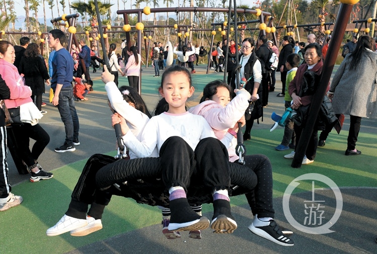 420f874a18d3be32d09c33794bfa3782.jpg 小朋友在秋千岛上荡秋千.jpg