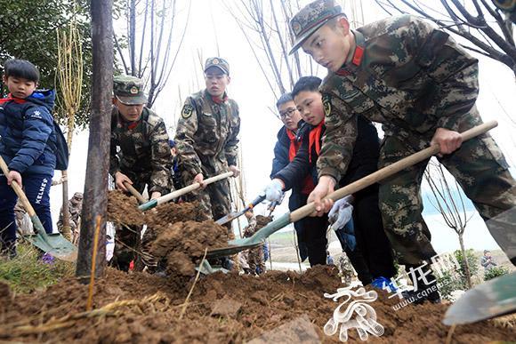5、武警官兵和学生一起植树。记者 李文科 摄.jpg