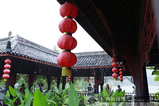 网媒记者走进璧山秀湖公园 烟雨朦胧美如画