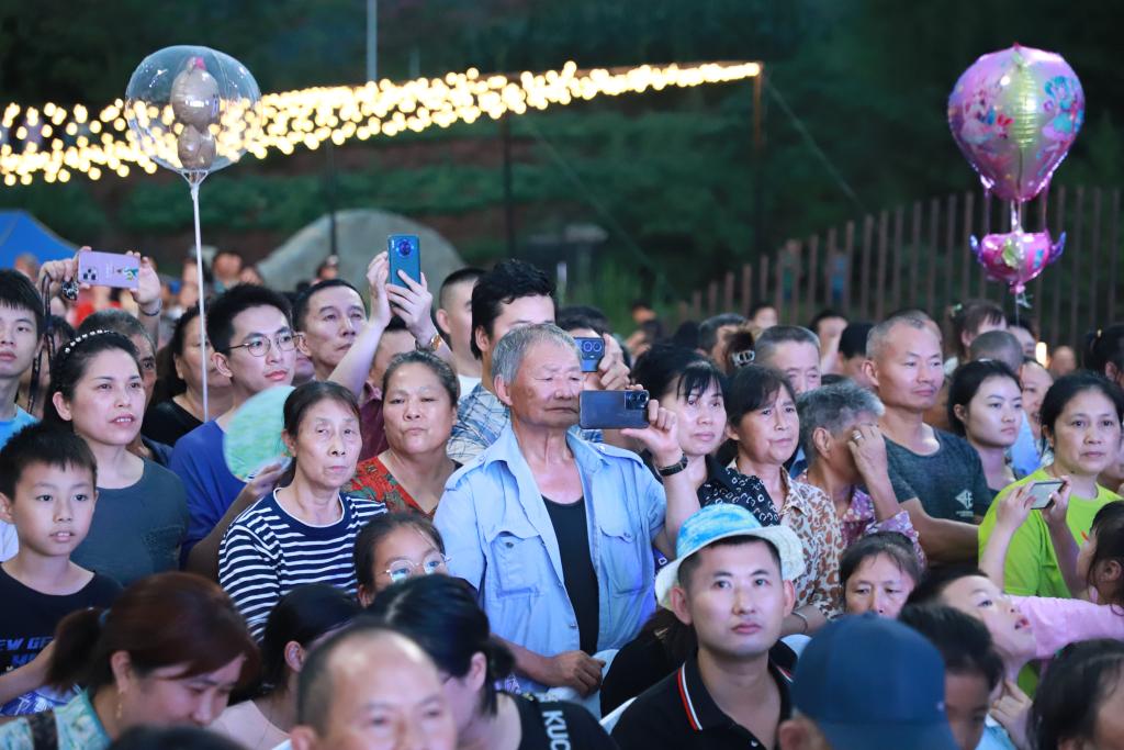 游客们相聚一堂，欣赏节目